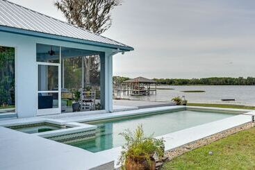 Dom wiejski Odessa Lake House W/ Private Pool & Screened Lanai