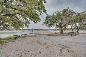 Mökkimajoitus Pet Friendly Spicewood Home W/ Deck + Gas Grill!