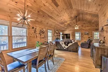 Mökkimajoitus Resort Cabin W/ Hot Tub ~ 4 Miles To Downtown!