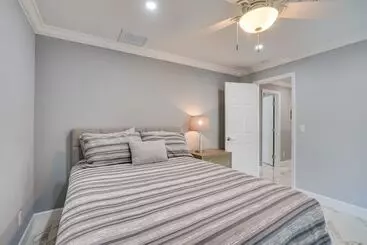 Mökkimajoitus Game Room + Screened Lanai: Pine Island Getaway!