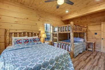 Сельский дом Stunning Sevierville Cabin: Hot Tub & Deck W/ View