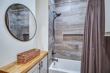 קוטג'' Waterfront Terry Home W/ 3 Decks & Hot Tub!