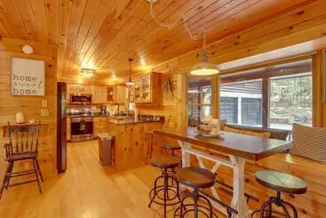 Mökkimajoitus Blue Ridge Cabin W/ Hot Tub & Private Lake!