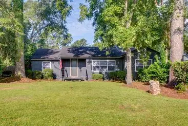 Mökkimajoitus Charming Valdosta Home W/ Deck & Outdoor Dining!