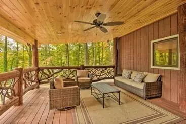 Mökkimajoitus Clayton Retreat W/ Spacious Deck & Mtn Views!
