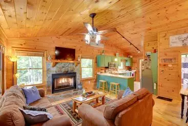 Mökkimajoitus Cozy Cabin In Private Location W/ Hot Tub & Grill!