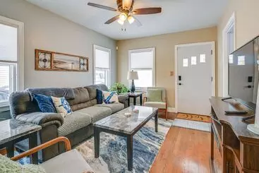 کلبه Cozy Wausau Home W/ Fireplace & Hot Tub Access