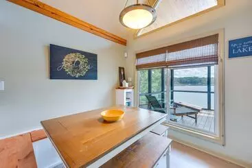 Mökkimajoitus Luxe Lake Sinclair Living: Private Dock And Beach!