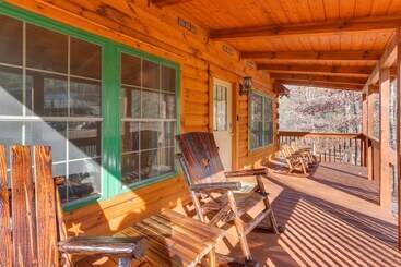 Сельский дом Wardensville Cabin W/ Hot Tub, Creek & Fire Pit!