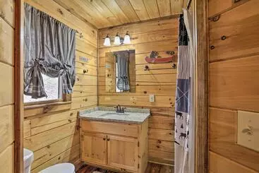 Mökkimajoitus Picturesque Mountain Cabin W/ Hot Tub + Fire Pit!