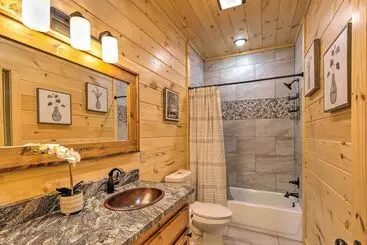 Mökkimajoitus Riverfront Blue Ridge Escape W/ Scenic Views!