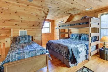Mökkimajoitus Wardensville Cabin W/ Hot Tub, Creek & Fire Pit!
