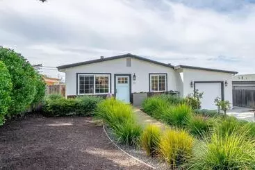 Mökkimajoitus Your Dream Seaside Vacation! Charming 2 Bdr Home