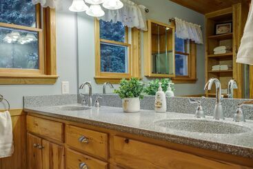 קוטג'' Adirondack Retreat W/ Heated Pool & Scenic Views!