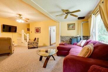 茅舍 Charming Osseo Hideaway W/ Private Deck & Yard!