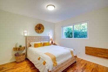 کلبه Seaside Home W/ Hot Tub & Patio: Close To Beaches!