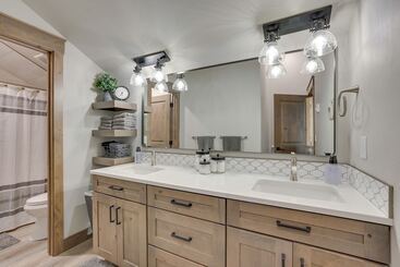 קוטג'' Spacious Mccall Home W/ Private Lake Access!