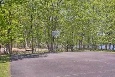 Mökkimajoitus Luxe Lake House W/ Private Beach In Pocono Summit