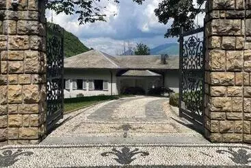 تختخواب و صبحانه The Iconic Lodge