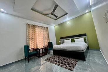 Hotel Moonshine Cafe And