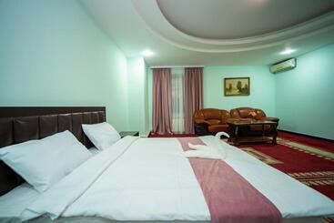 Отель Continental New