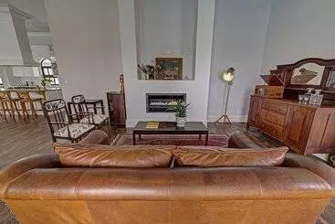 هتل Lagoon Suites Guesthouse Cc