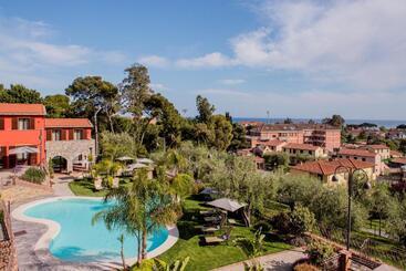 Hostal Leonardo Resort