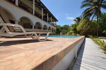 Hotel Mariposa Belize Beach Resort