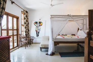 호텔 Moonshine Uroa Boutique