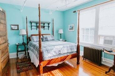 פונדק The Henderson