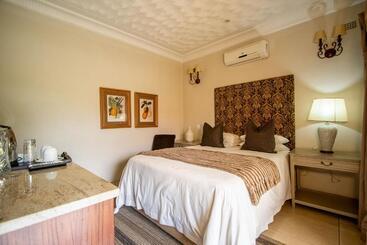 ホテル The Victoria Falls Deluxe Suites