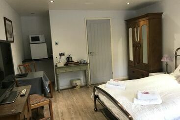 민박 Pinewood Lodge