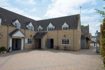 פנסיון The Lodge At Broadway