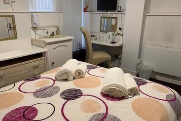 펜션 Austins Self Service Guest House