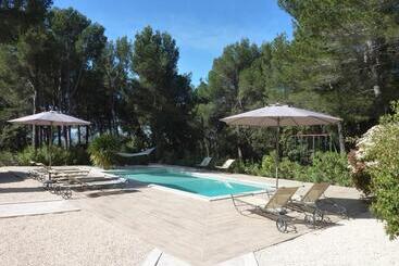 مبيت وإفطار Les Mazets Du Luberon