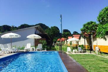 בית מלון כפרי The Hip Resort @ Phi Phi