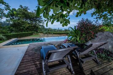 تختخواب و صبحانه Eden Tica Lodge