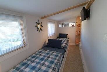 Отель Plovers Cove Cottage