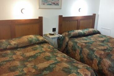 Pleasant Manor Motel