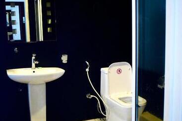 בית מלון כפרי Hostel City Hub Colombo Airport