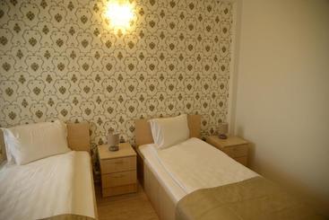 בית מלון כפרי Story