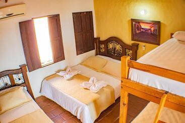 هتل Hostal Restaurante Guaracu