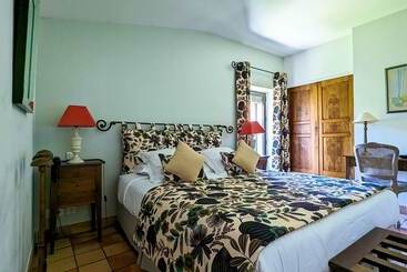 Отель Le Clos Du Buis