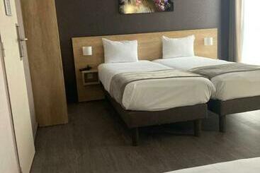 Отель Wood Inn Bordeaux Aeroport