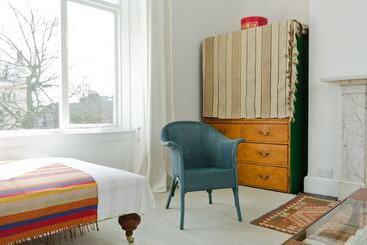 تختخواب و صبحانه Square Tree House