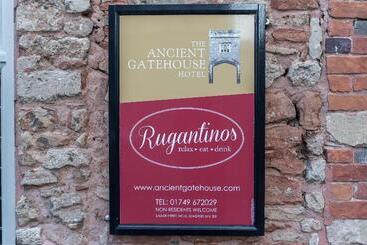 בית מלון כפרי The Ancient Gatehouse & Rugantino Restaurant