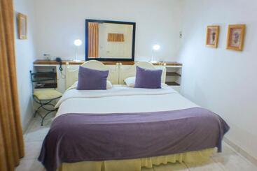 Bernie S Bed & Breakfast , A 3 Kilometros Del Aerop Ezeiza, Van ,in Out, Free Ezeiza Airport