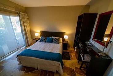 Hotelli Chaglasian Wine & Suites