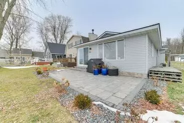 Mökkimajoitus Bright Houghton Lake Home W/ Boat Dock + Fire Pit