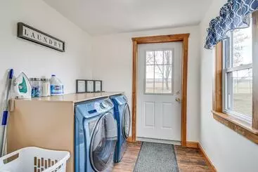 Mökkimajoitus Cozy New York Farmhouse W/ Porch, Grill & Fire Pit